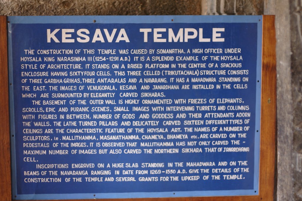 03-Explanation at the temple entrance.jpg - Explanation at the temple entrance